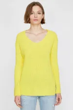 Kadın Sarı V Yaka Yanları Yırtmaçlı Triko Kazak