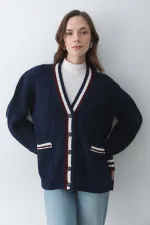 Gilet cardigan bleu marine et bordeaux pour femme, avec poches, col et manches de couleur.