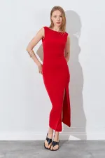 Kadın Kırmızı Ön Yırtmaçlı Arkası V Detaylı Askılı Elbise