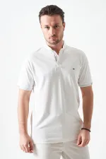 T-shirt blanc pour homme avec col boutonné et détails rayés