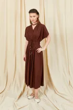 Robe en popeline à manches basses et détails plissés, boutonnée sur le devant, couleur café, modèle 199.