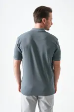 T-shirt homme anthracite à col montant, coupe basique, fente et deux boutons