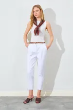 Kadın Beyaz Yan Cepli Havuç Paça Deri Kemerli Gabardin Pantolon