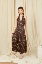 Robe longue en satin à pois et col halter pour femme, modèle 5703, couleur café.