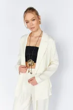 Veste en satin crème et or pour femme, à un seul bouton.