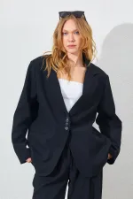 Veste blazer noire à quatre boutons et poches passepoilées pour femme