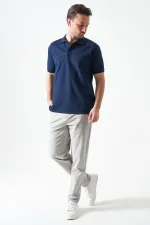 T-shirt homme bleu marine à col montant, coupe basique, fente et deux boutons