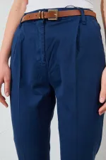 Kadın Lacivert Yan Cepli Havuç Paça Deri Kemerli Gabardin Pantolon
