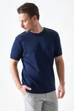T-shirt bleu marine à col rond pour homme avec détail de large bande sur les épaules