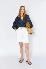 Kadın Beyaz Beli Kemerli Licralı Gabardin Midi Şort