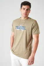 Erkek Olive Bisiklet Yaka TRAVEL Baskı Tişört