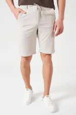 Short beige pour homme avec ceinture semi-élastiquée et détails dorés