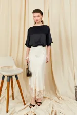 Jupe longue en satin blanc cassé pour femme, modèle 238, avec ourlet en dentelle