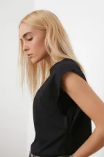 T-shirt court basique noir à col rond et manches deux pour femme