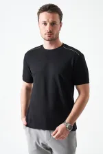 T-shirt noir à col rond pour homme avec détail de large bande sur les épaules