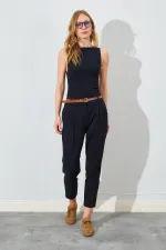 Kadın Siyah Yan Cepli Havuç Paça Deri Kemerli Gabardin Pantolon