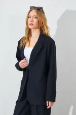 Veste blazer noire à quatre boutons et poches passepoilées pour femme