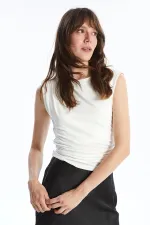 Kadın Ekru Kolsuz Degaje Yaka Modal Kumaş Bluz