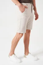 Short beige pour homme avec ceinture semi-élastiquée et détails dorés