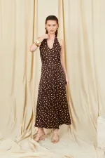 Robe longue en satin à pois et col halter pour femme, modèle 5703, couleur café.