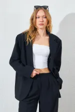 Veste blazer noire à quatre boutons et poches passepoilées pour femme