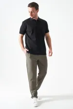 T-shirt noir pour homme, col montant, fente, deux boutons