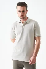 T-shirt à deux boutons pour homme, orné d'un col en pierre et d'une fente en forme de lune.