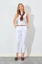 Kadın Beyaz Yan Cepli Havuç Paça Deri Kemerli Gabardin Pantolon