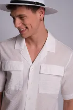 Chemise blanche pour homme à col Apaj, manches courtes, poches à rabat et motif en relief