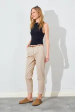 Kadın Taş Yan Cepli Havuç Paça Deri Kemerli Gabardin Pantolon