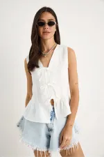 Kadın Ekru Önü Bağlamalı Kolsuz Eteği Fırfırlı Muslin Bluz