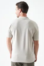 T-shirt à deux boutons pour homme, orné d'un col en pierre et d'une fente en forme de lune.