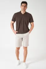 Short beige pour homme avec ceinture semi-élastiquée et détails dorés