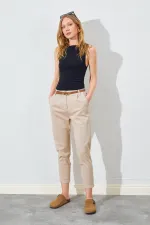 Kadın Taş Yan Cepli Havuç Paça Deri Kemerli Gabardin Pantolon