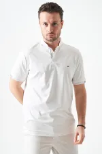 T-shirt blanc pour homme avec col boutonné et détails rayés