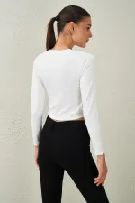 Blouse de plongée écrue à col rond pour femme avec détails d'anneaux latéraux