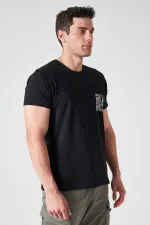 Erkek Siyah Bisiklet Yaka Önü Parçalı Cep Baskılı Tişört