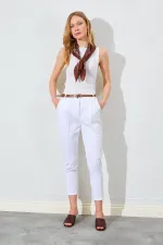 Kadın Beyaz Yan Cepli Havuç Paça Deri Kemerli Gabardin Pantolon