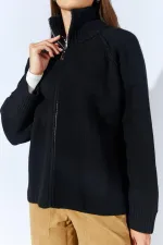 Kadın Siyah Dik Yakalı Dışardan Dkişli Fermuarlı Hırka