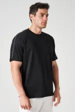 Erkek Siyah Bisiklet Yaka Omuz ve Yanları Biyeli Kagi Tişört