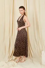 Robe longue en satin à pois et col halter pour femme, modèle 5703, couleur café.