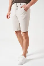 Short beige pour homme avec ceinture semi-élastiquée et détails dorés