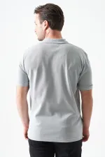 T-shirt gris pour homme, col montant, fente, deux boutons