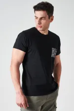 Erkek Siyah Bisiklet Yaka Önü Parçalı Cep Baskılı Tişört