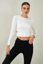 Blouse de plongée écrue à col rond pour femme avec détails d'anneaux latéraux