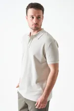 T-shirt à deux boutons pour homme, orné d'un col en pierre et d'une fente en forme de lune.