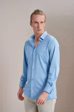 Chemise Kagi bleue à manches longues pour homme, coupe ajustée, en coton mercerisé.
