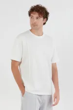 T-shirt homme écru à col rond en modal avec surpiqûres sur le devant