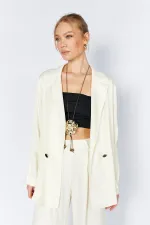 Veste en satin crème et or pour femme, à un seul bouton.