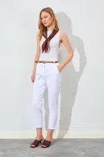 Kadın Beyaz Yan Cepli Havuç Paça Deri Kemerli Gabardin Pantolon